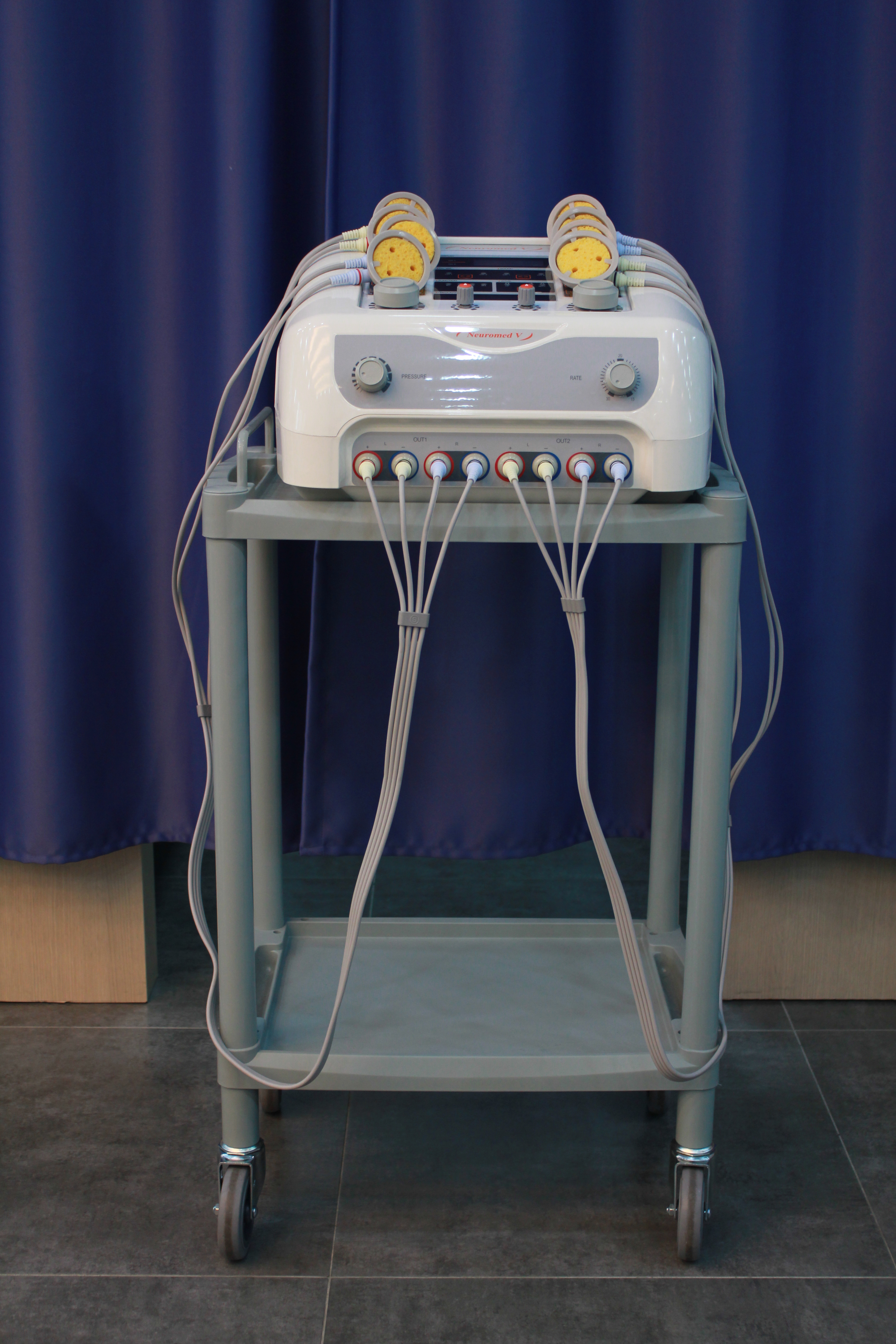 경피신경자극 치료기로써 근육에 전기자극을 통하여 근육의 수축을 촉진시켜 신경통, 말초신경염, 근육통, 관절염 등 통증질환에 효과가 뛰어납니다. 