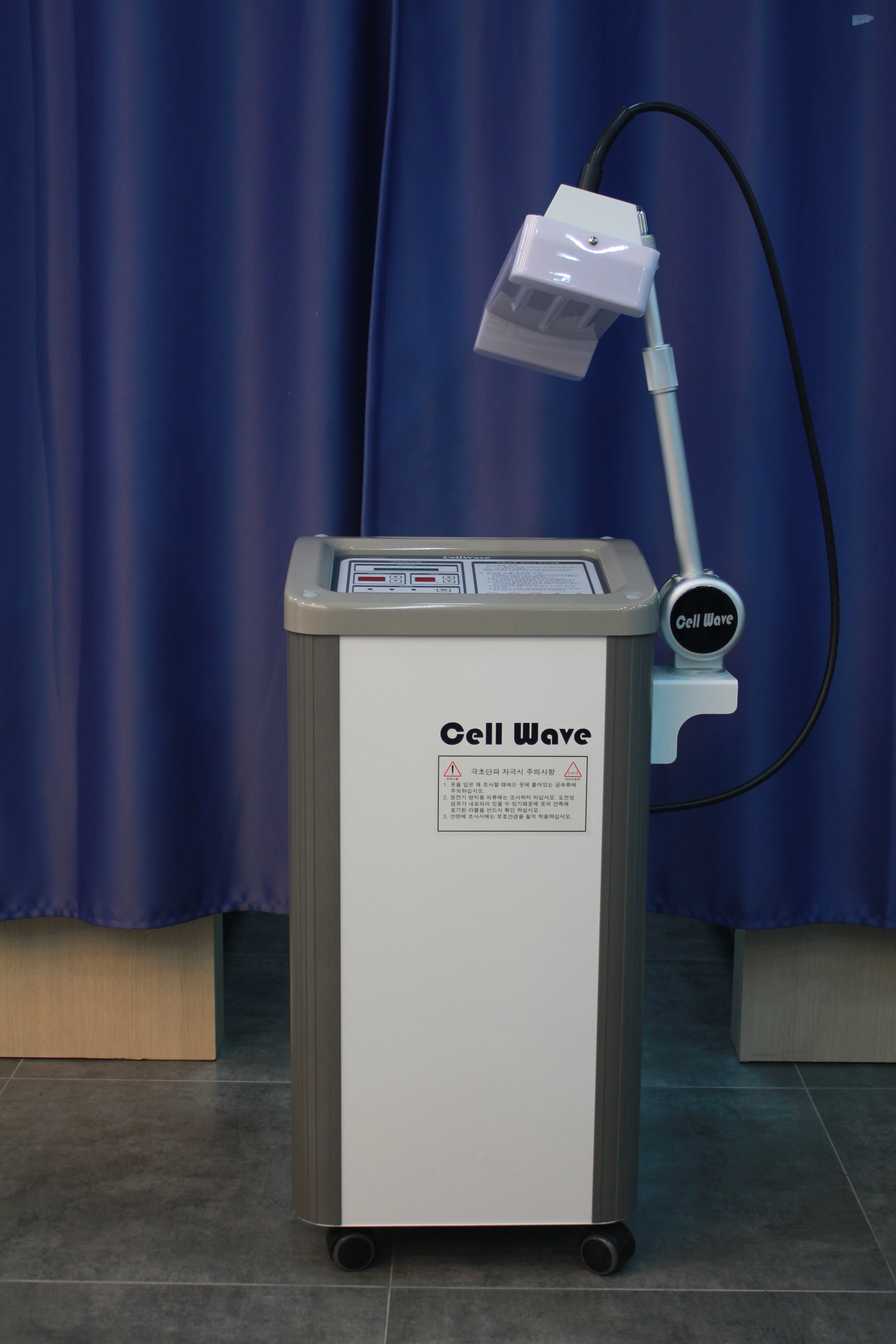 심부조직에 신진대사와 혈액순환을 촉진시키는 심부 열치료 방법입니다. 관절염이나 요통, 오십견, 연부조직의 구축, 통증 및 근경축을 동반하는 질환, 급성 및 만성 염증질환에 효과가 아주 좋습니다. 