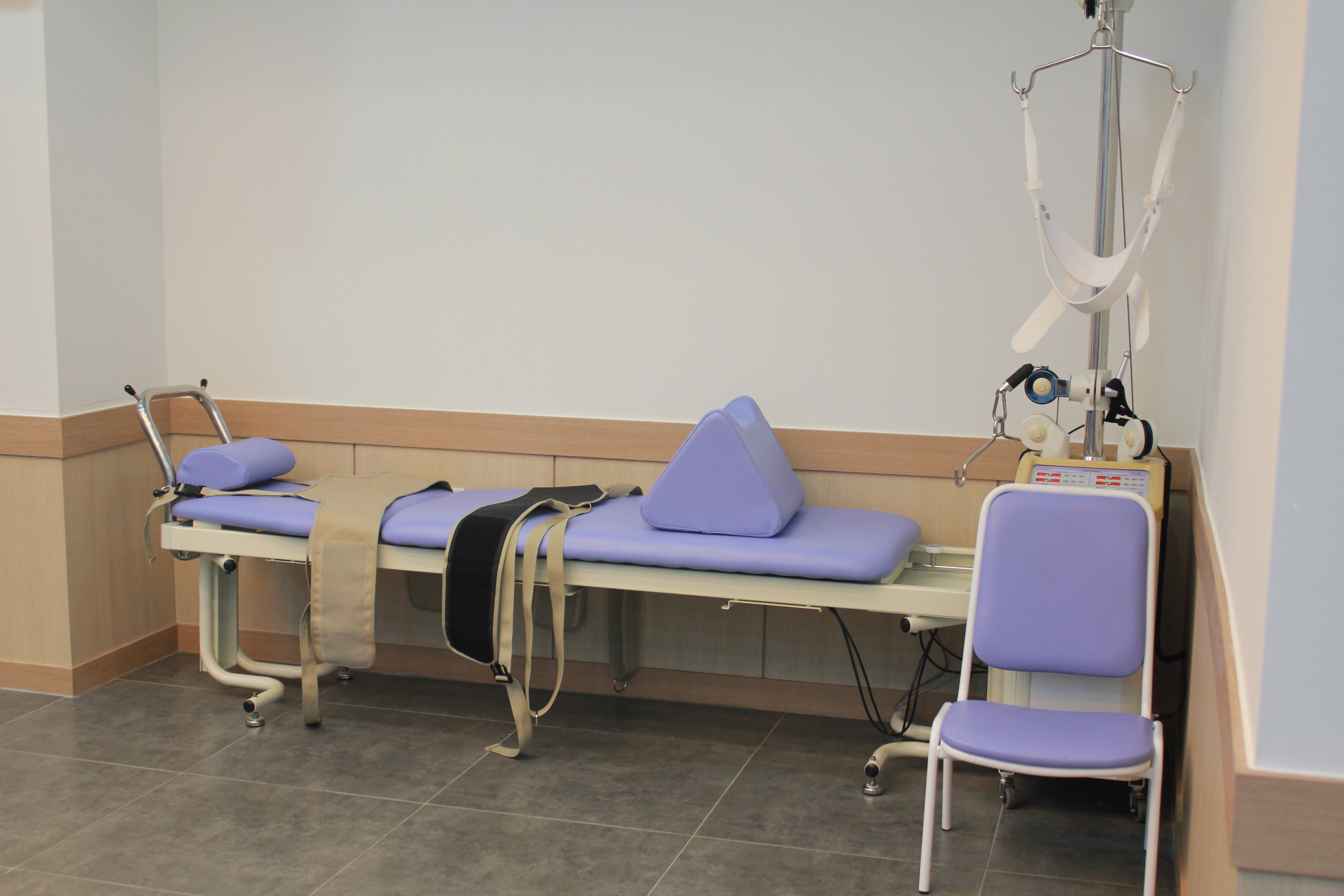 추간판탈출증 및 추간판 병변 등으로 인한 통증이나 방사통이 있을 경우 견인을 통하여 긴장된 척추주위의 근육 및 관절을 이완시키고 추간공의 확장, 척추 만곡의 회복등으로 통증을 감소시켜 줍니다. 